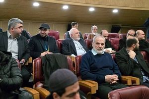 ظریف : الیوم نصنع الصواریخ بدلا من توسل الاخرین

