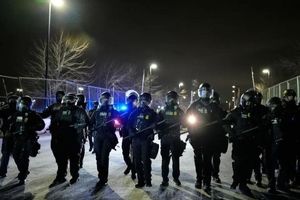 دخول الحرس الوطنی الأمیرکی إلى مدینة مینیابولیس لمواجهة المتظاهرین
