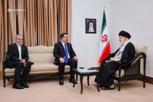 قائد الثورة الاسلامیة یستقبل رئیس الوزراء العراقی الزائر

