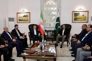 عراقجی یلتقی قائد الجیش الباکستانی فی اسلام آباد