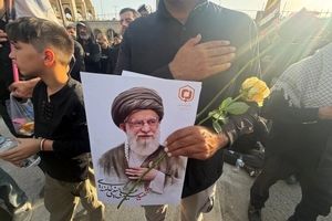 مفکر هندی: کان السید خامنئی القائد الدیمقراطی الوحید فی العالم