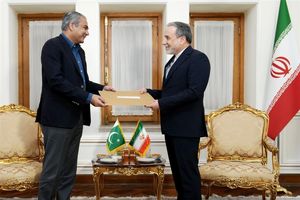 وزیر الداخلیة الباکستانی یسلم عراقجی رسالة خطیة من رئیس وزراء بلاده لقائد الثورة

