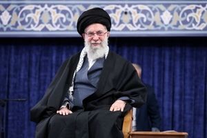 الإمام خامنئی: أشدّ خطرًا من البارجة هو السلاح القادر على إرسالها إلى قعر البحر